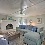 Charming House With Patio, 3 Half Mi To Beach!