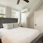 The Chapel Carriage House Suite C By Avantstay Gorgeous Character Home In Historic Dt W Hot Tub