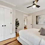Downtown 3 Bedroom With Tons Of Natural Light