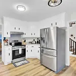 Your Storybook Hideaway - Game Room - 10 Minutes From Airport
