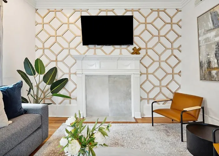 Downtown 3 Bedroom With Tons Of Natural Light