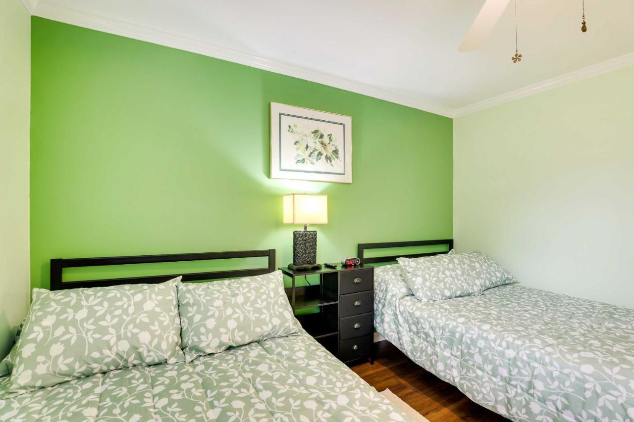 Vibrant North Duplex Near Airport! Apartment