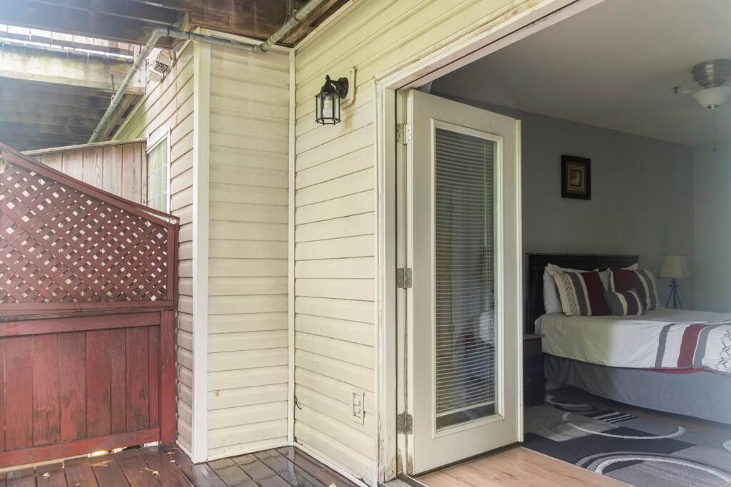 Private Balcony And Bathroom In Guest house Charleston