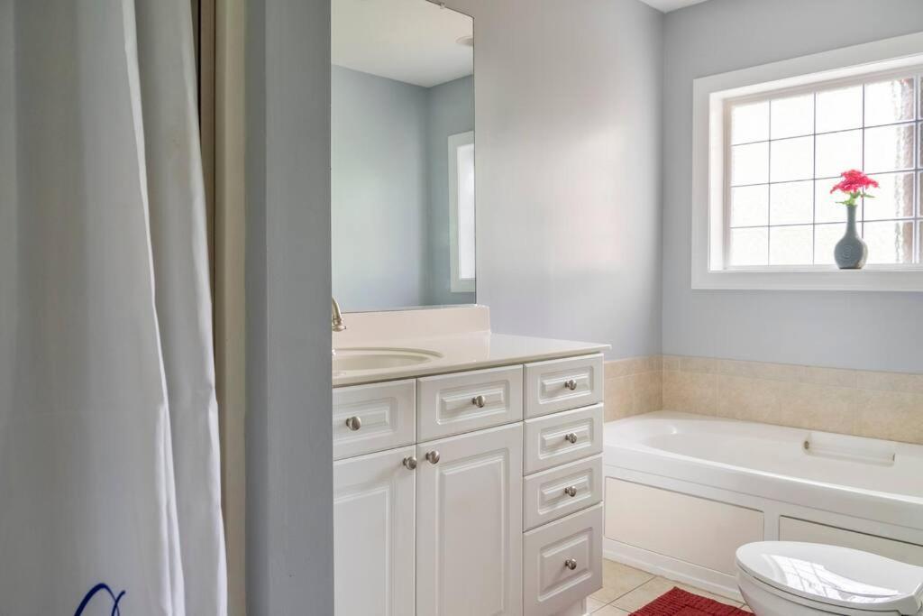 Private Balcony And Bathroom In Guest house Charleston