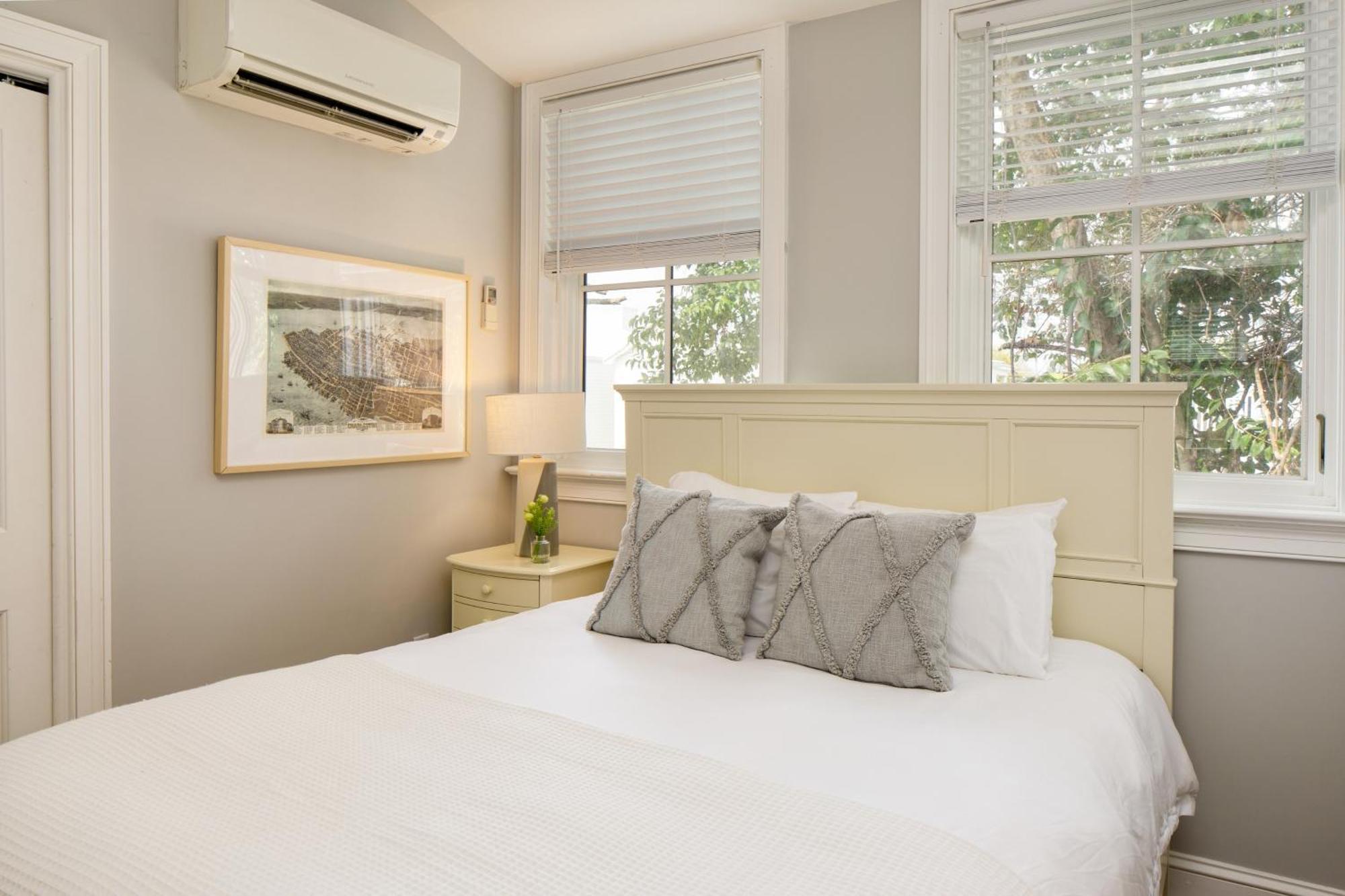 Holiday home The Chapel Carriage House C By Avantstay Gorgeous Character In Historic Dt W Hot Tub *