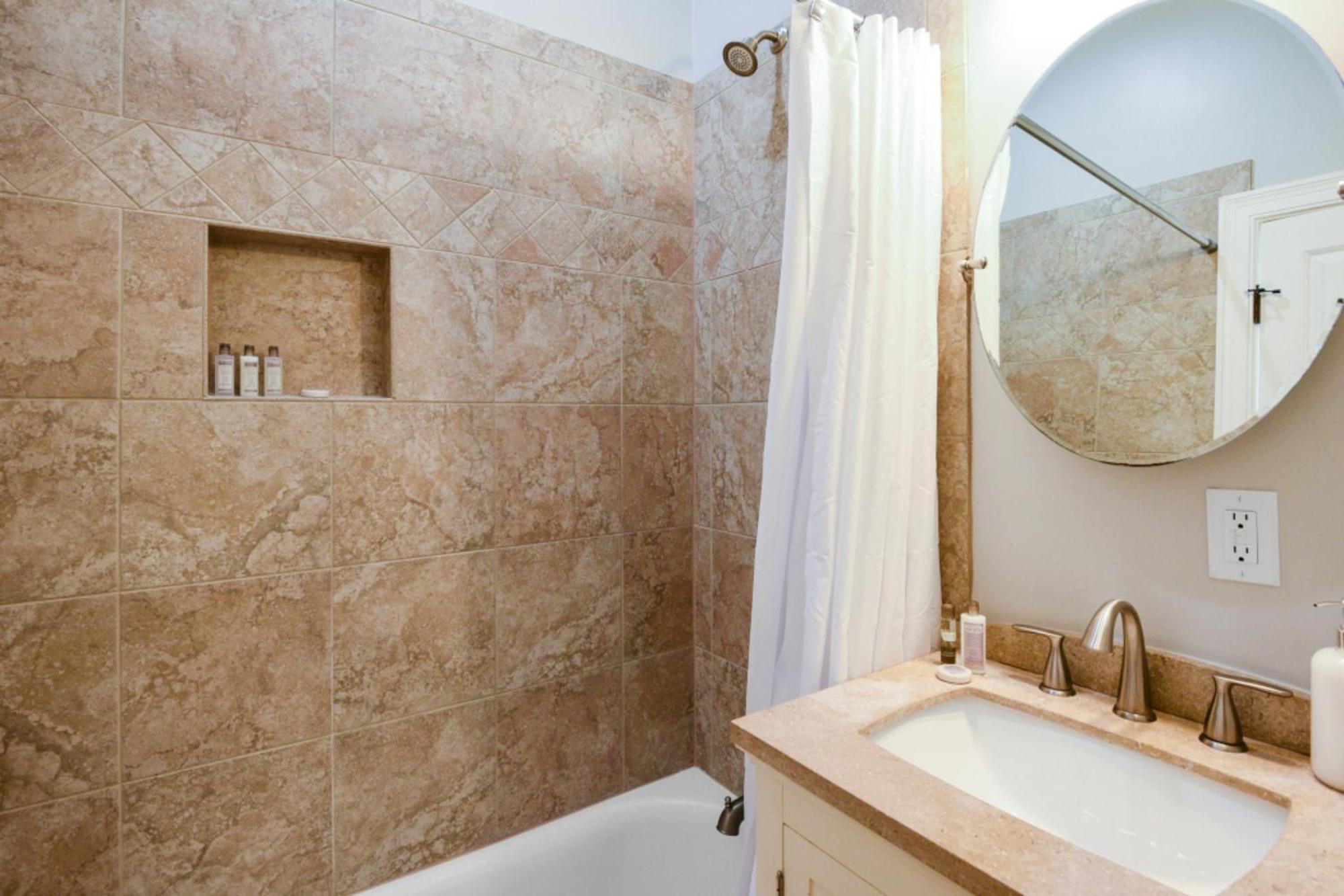 Holiday home The Chapel Carriage House C By Avantstay Gorgeous Character In Historic Dt W Hot Tub