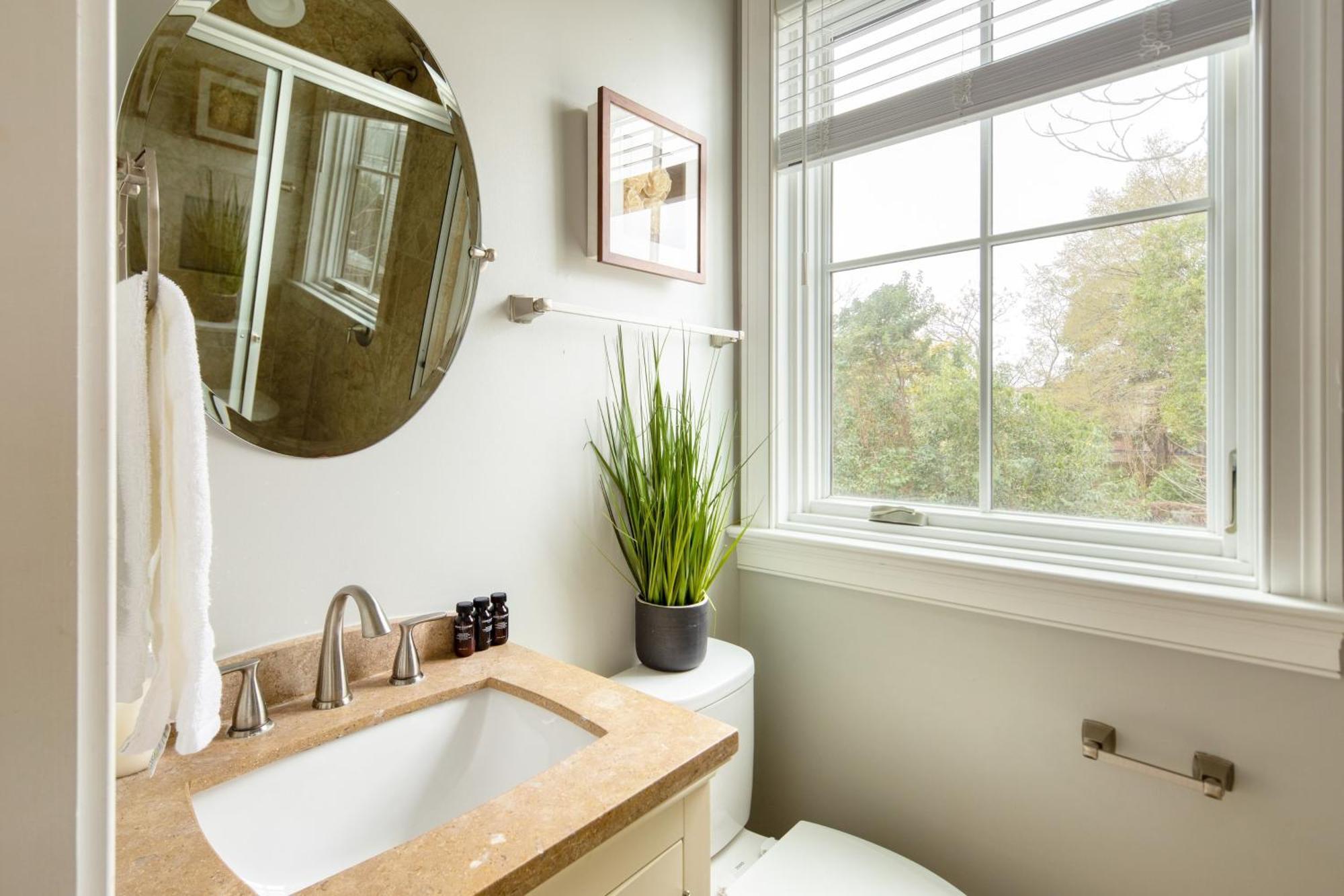 Holiday home The Chapel Carriage House C By Avantstay Gorgeous Character In Historic Dt W Hot Tub *