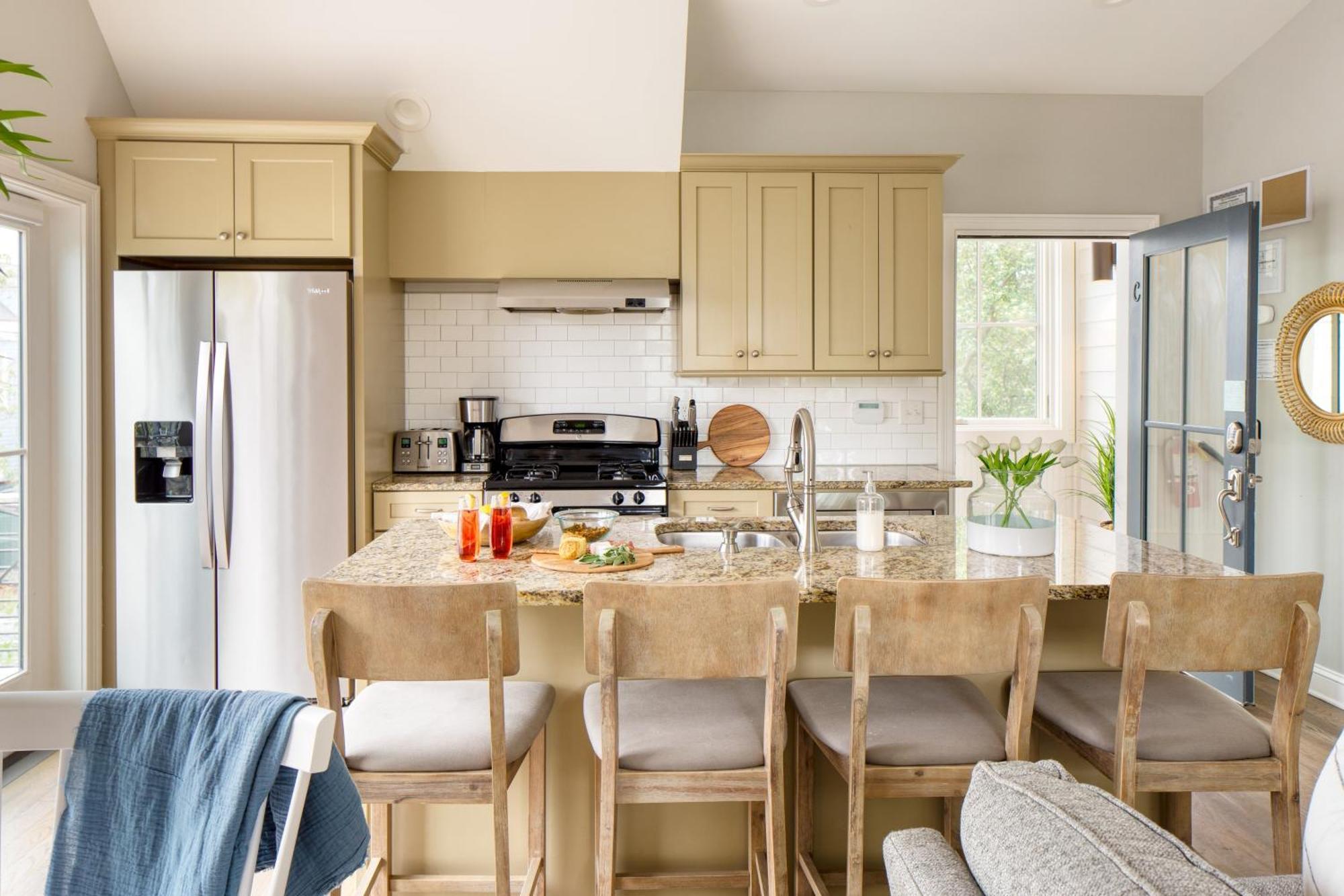 The Chapel Carriage House C By Avantstay Gorgeous Character In Historic Dt W Hot Tub