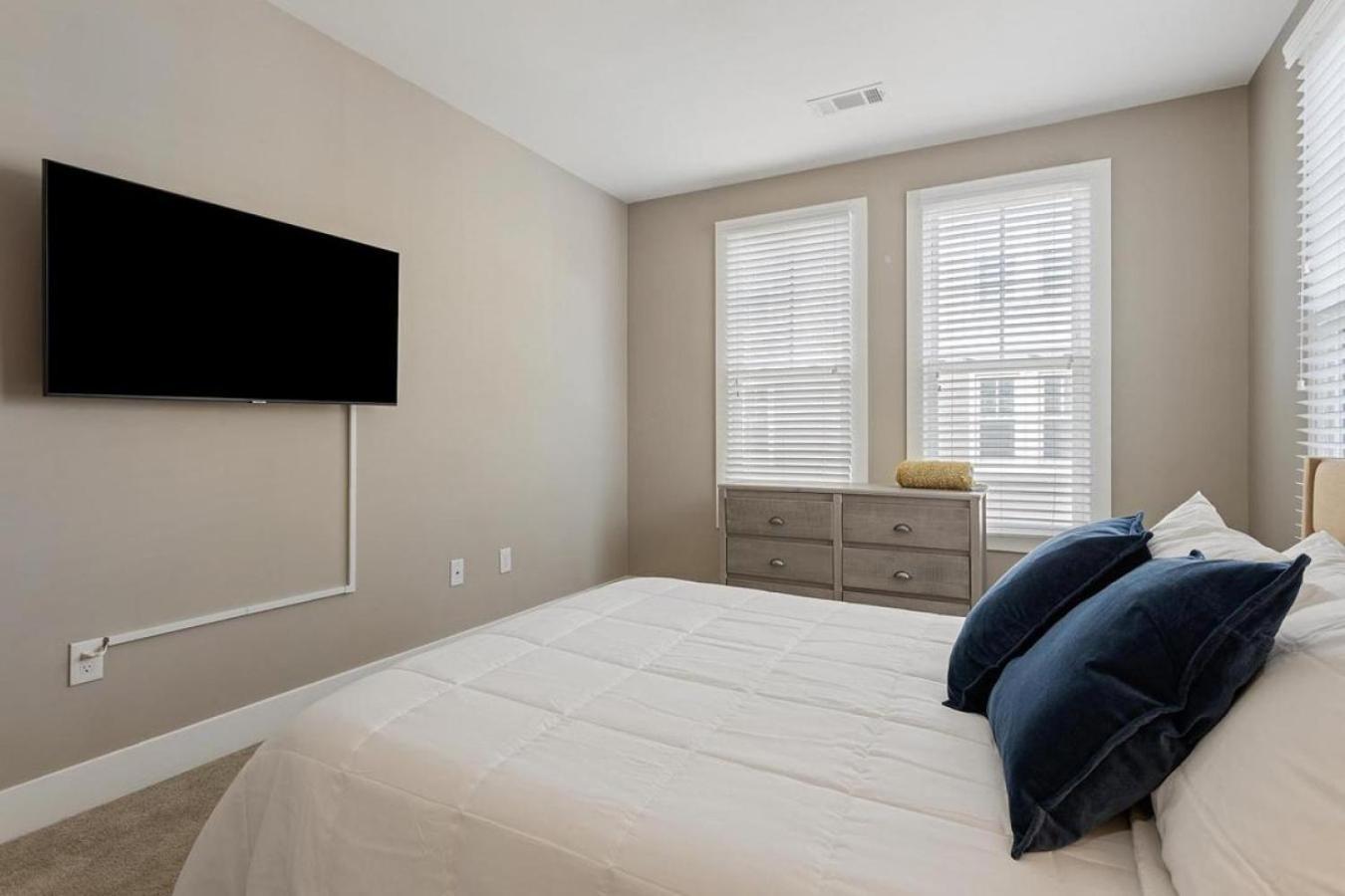 Apartment Landing Modern With Amazing Amenities Charleston