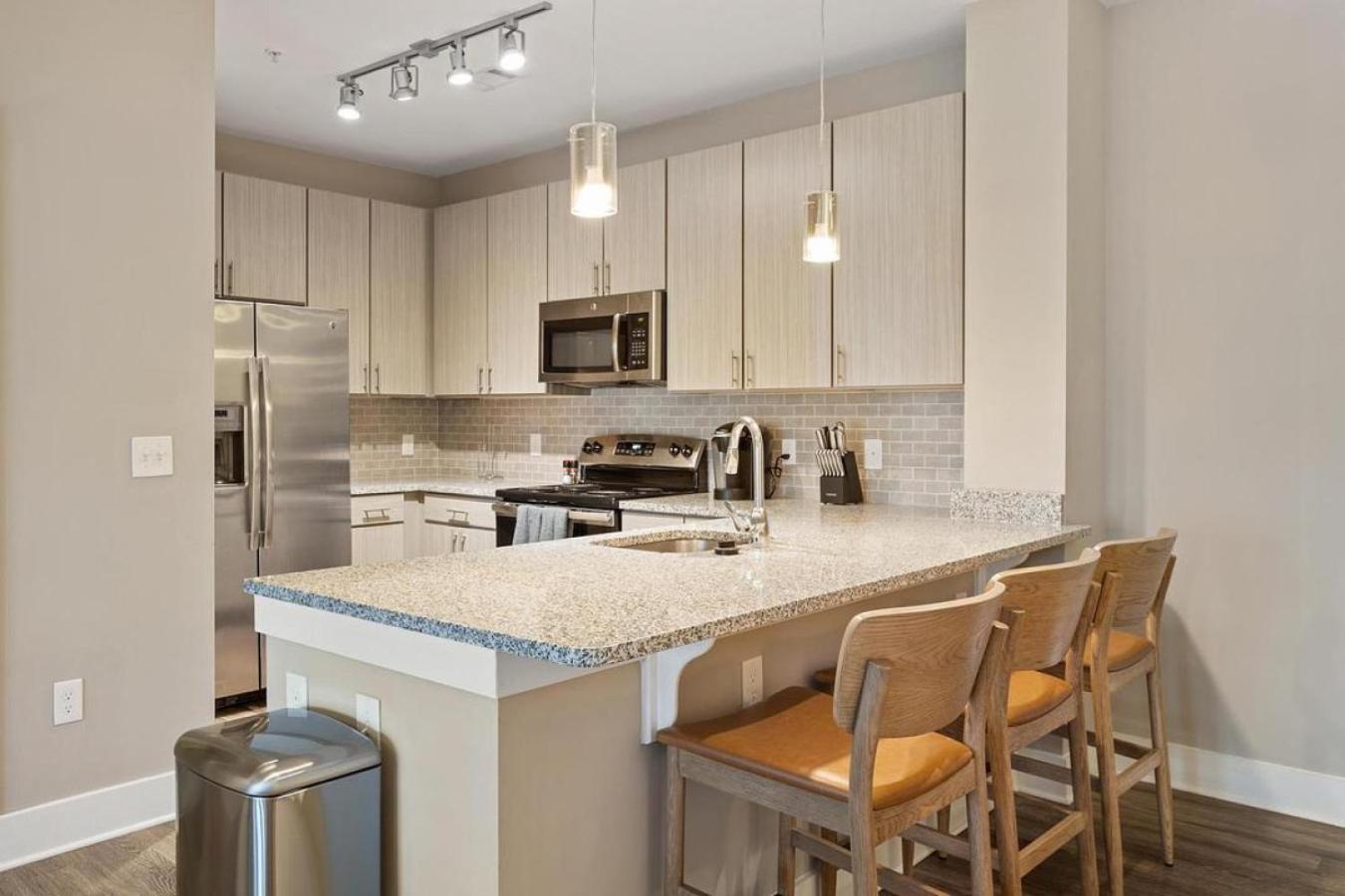 Apartment Landing Modern With Amazing Amenities *