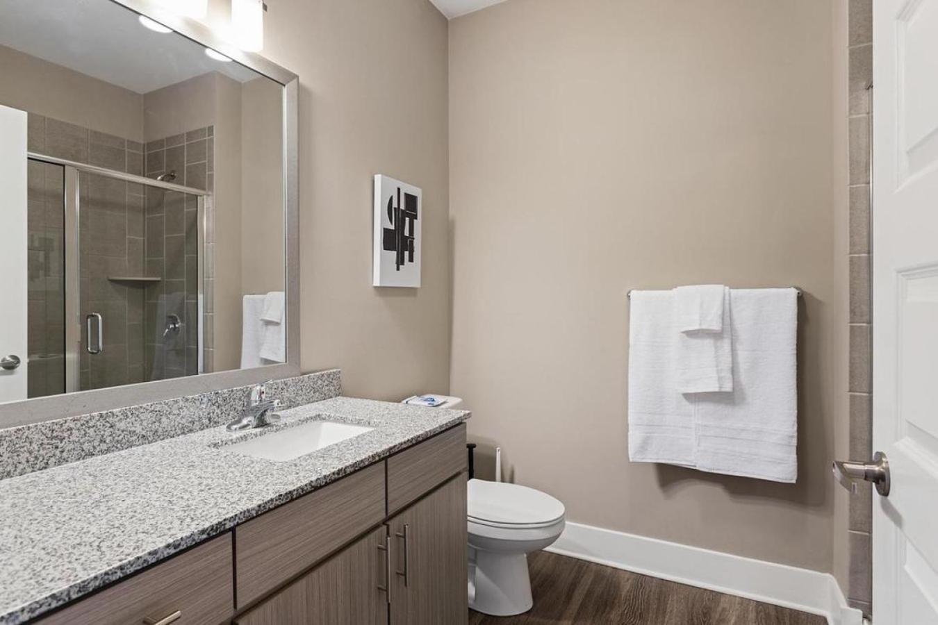 Apartment Landing Modern With Amazing Amenities *