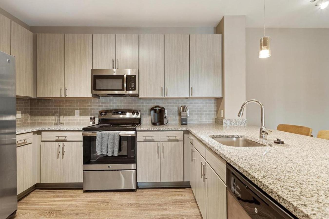 Landing Modern With Amazing Amenities Apartment Charleston