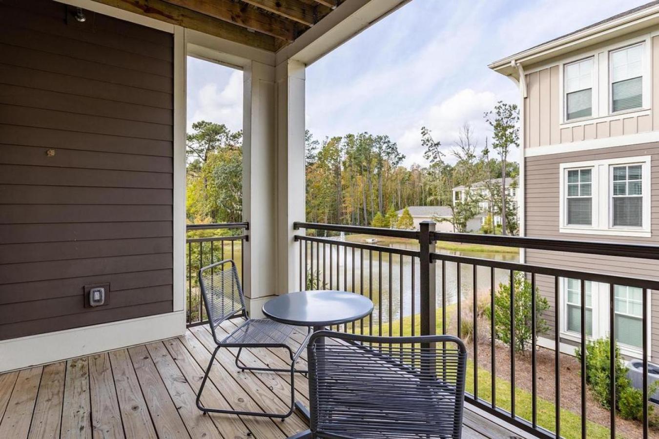 Apartment Landing Modern With Amazing Amenities
