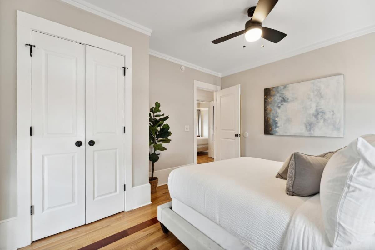 Apartment Downtown 3 Bedroom With Tons Of Natural Light *