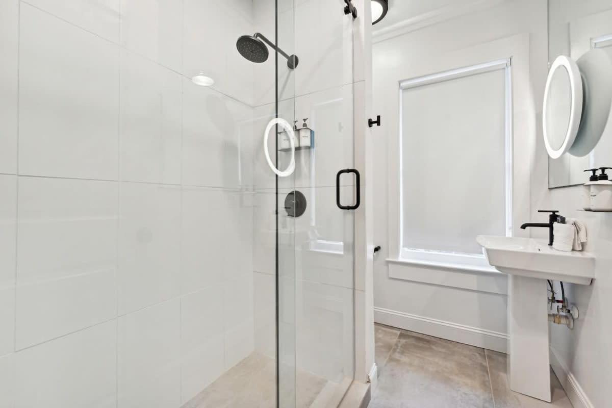 Apartment Downtown 3 Bedroom With Tons Of Natural Light *