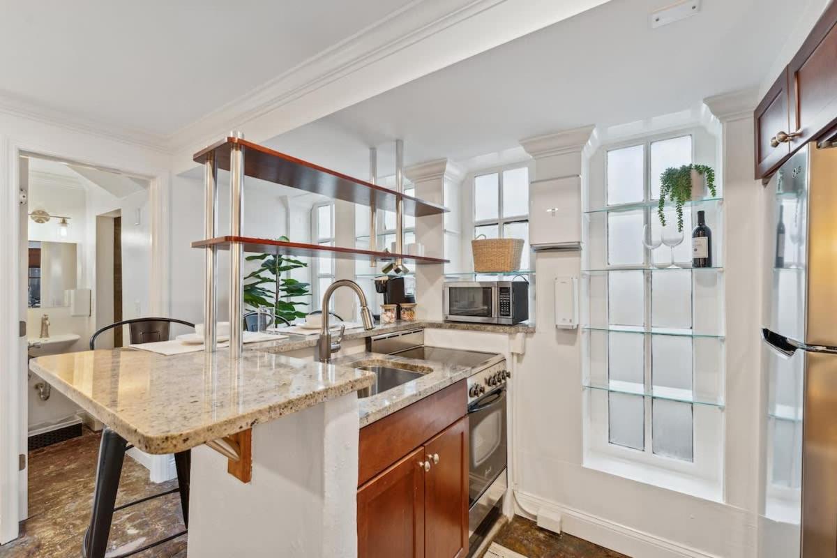 Unique & Charming 1 Bedroom One Block To King St