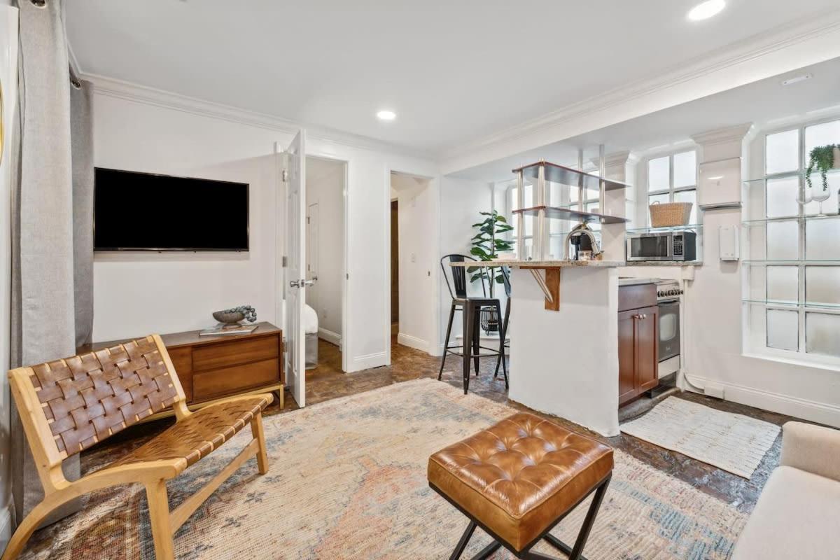 Apartment Unique & Charming 1 Bedroom One Block To King St *