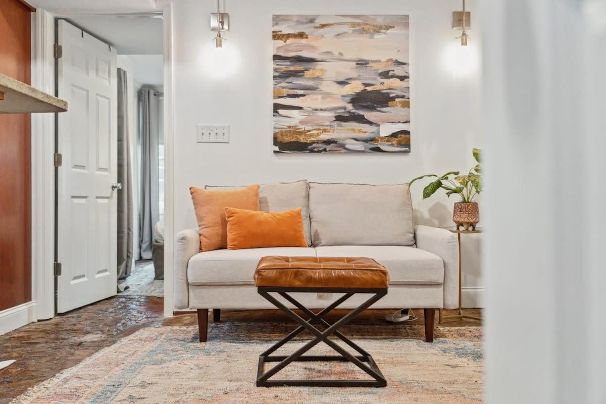 Apartment Unique & Charming 1 Bedroom One Block To King St *