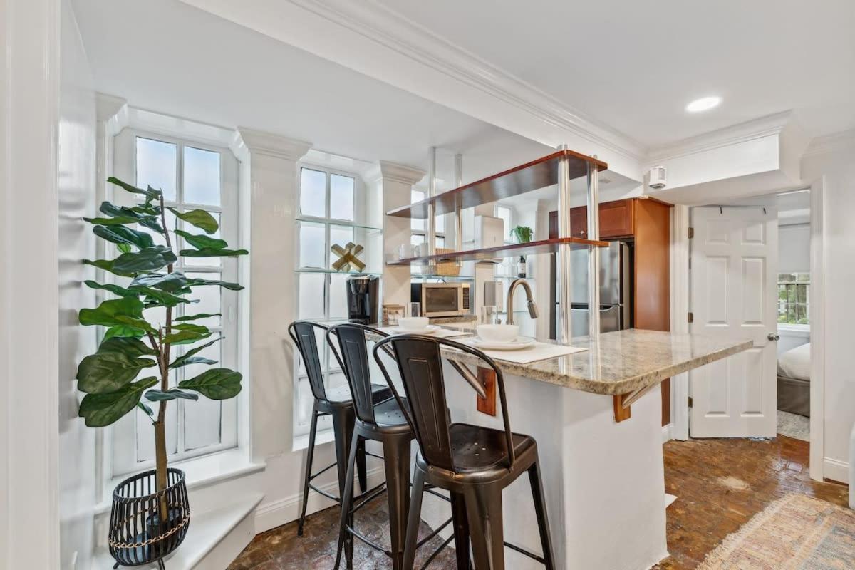 Apartment Unique & Charming 1 Bedroom One Block To King St *
