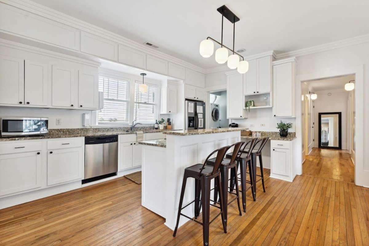 Apartment Downtown 3 Bedroom With Tons Of Natural Light
