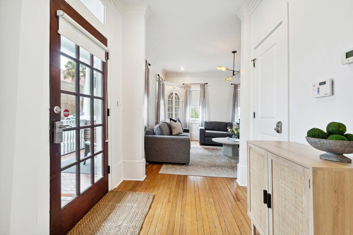 Apartment Downtown 3 Bedroom With Tons Of Natural Light *