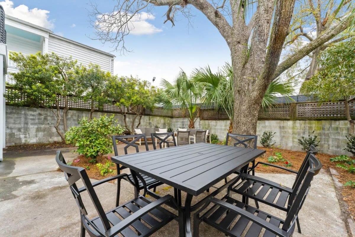 Apartment Downtown 3 Bedroom With Tons Of Natural Light *