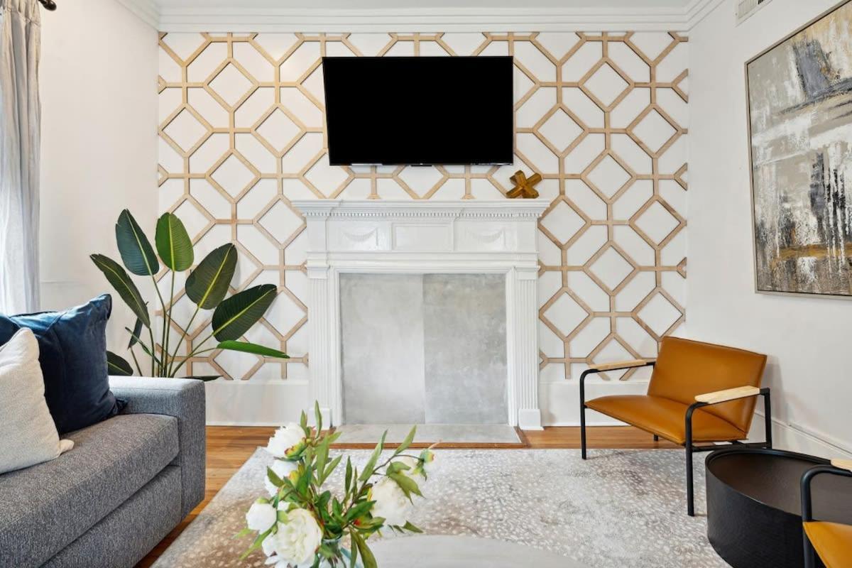 Downtown 3 Bedroom With Tons Of Natural Light