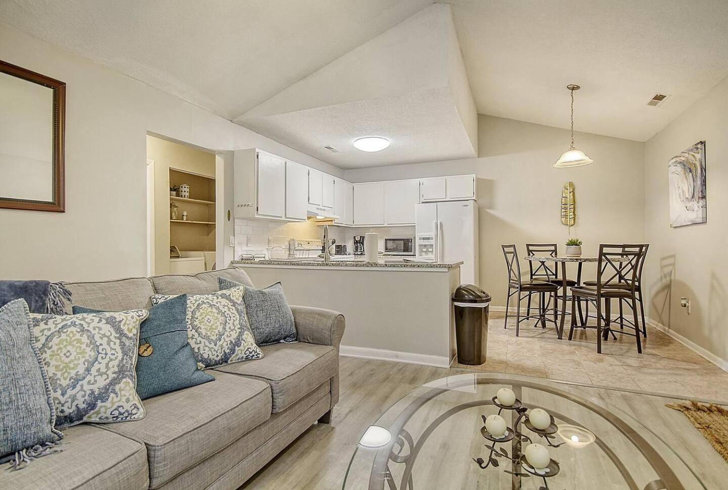 Holiday home Charming 4-bed Retreat Location! *