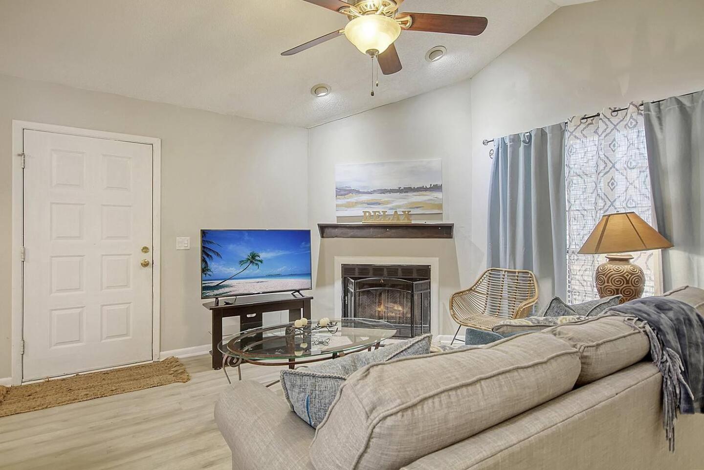 Charming 4-bed Retreat Location! Holiday home Charleston