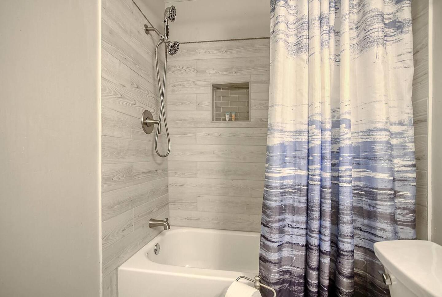 Charming 4-bed Retreat Location! Holiday home Charleston