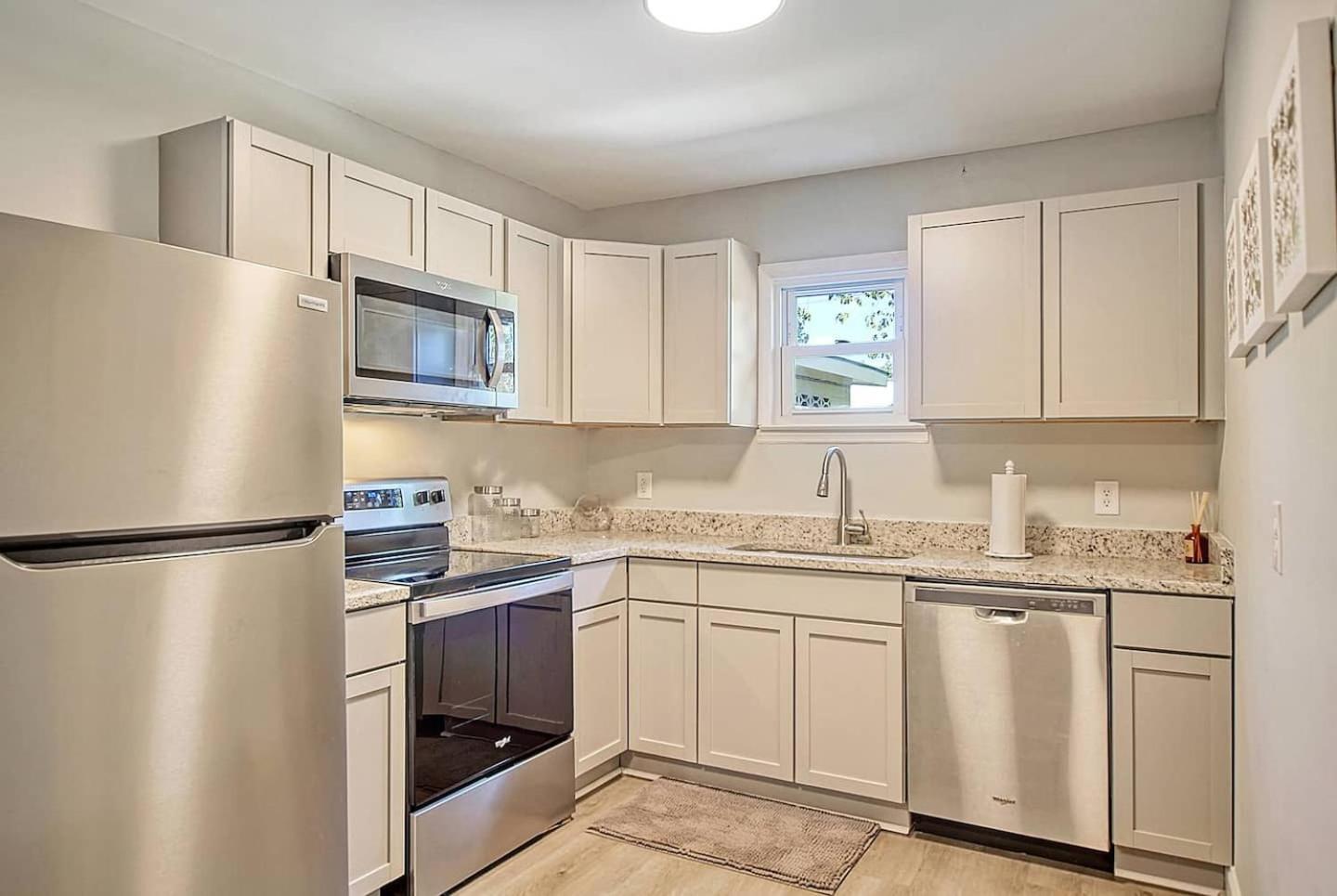 Close To Downtown Charleston! 2 Bedroom Retreat Charleston