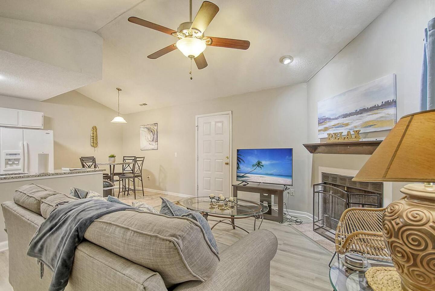 Holiday home Charming 4-bed Retreat Location! *