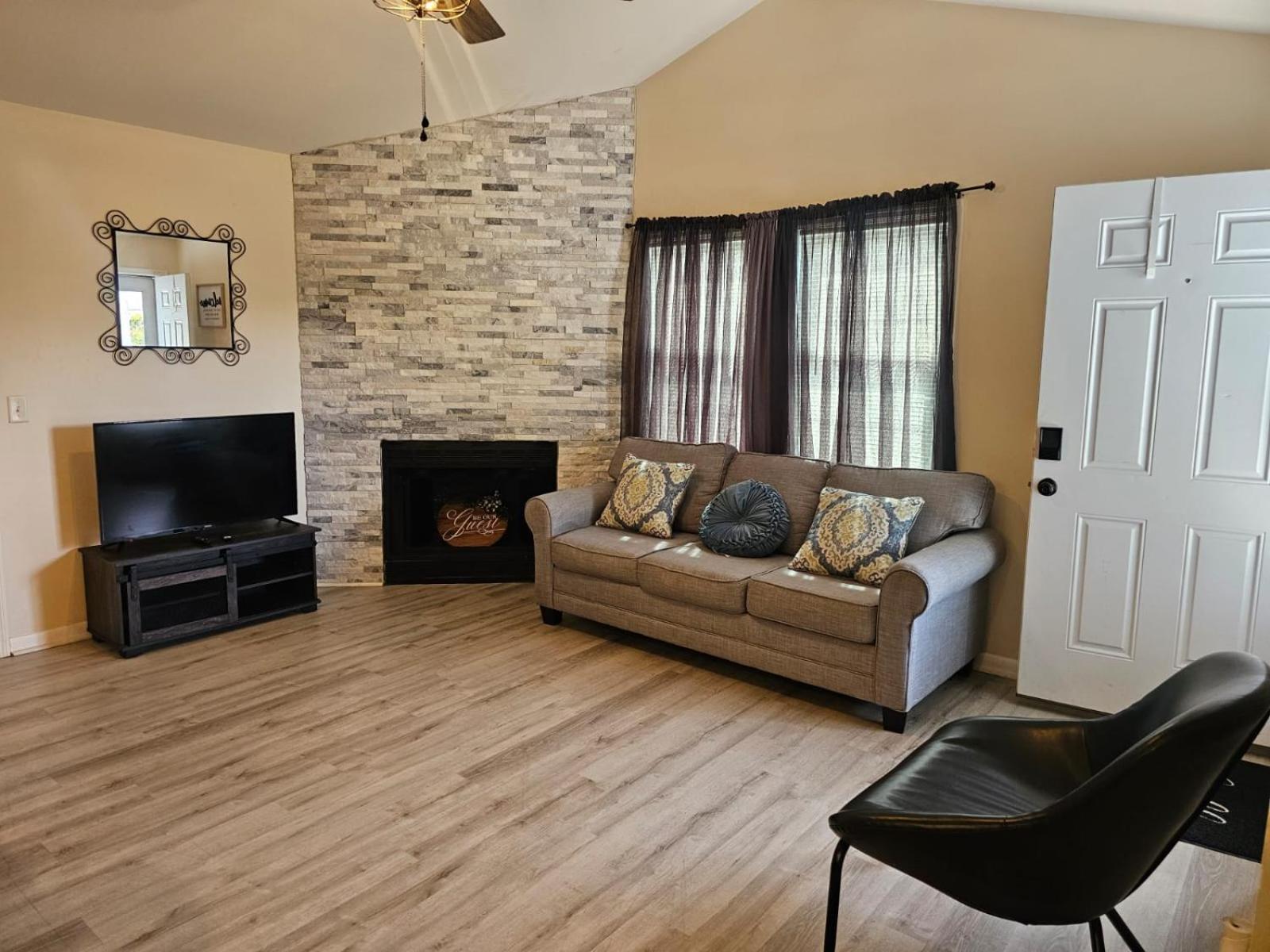Convenient Modern Villa, 3 Beds, Near Everything Holiday home
