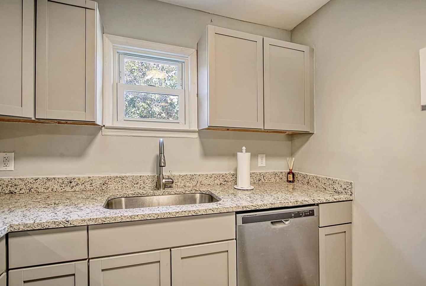 Close To Downtown Charleston! 2 Bedroom Retreat Holiday home