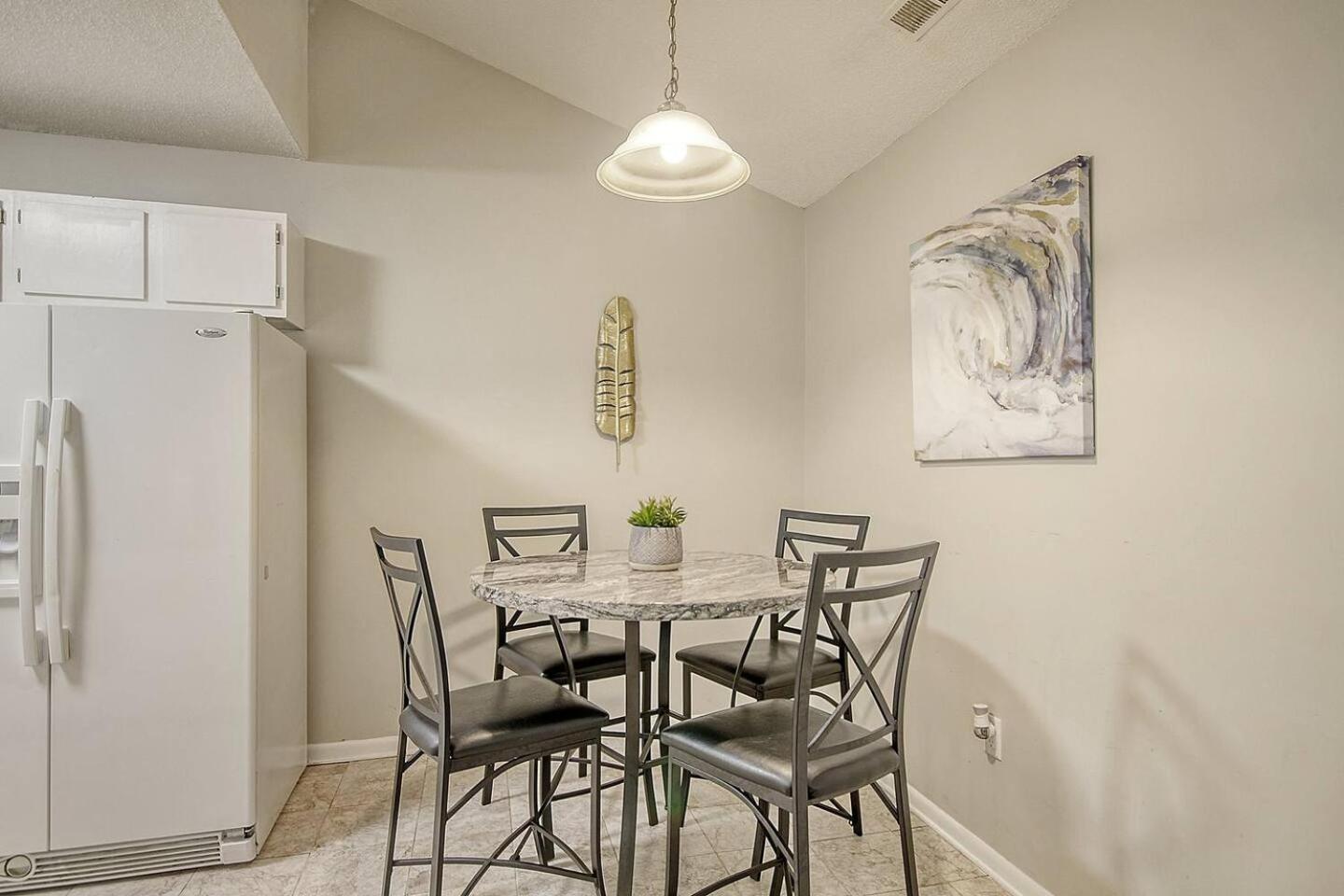 Charming 4-bed Retreat Location! *