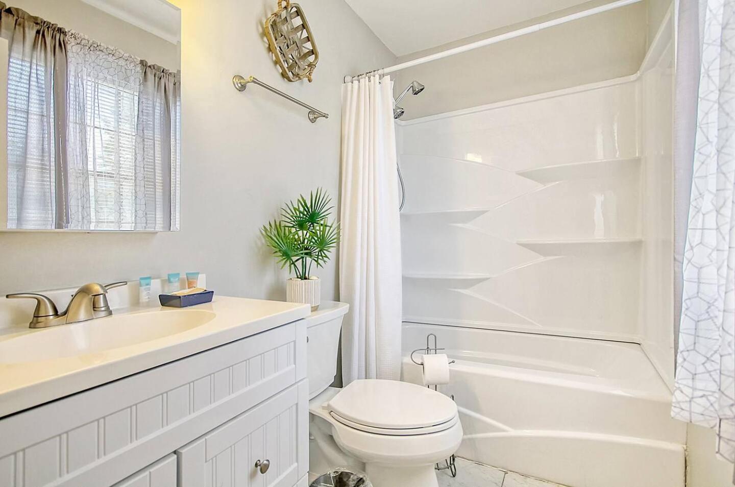 Charming 4-bed Retreat Location! Charleston