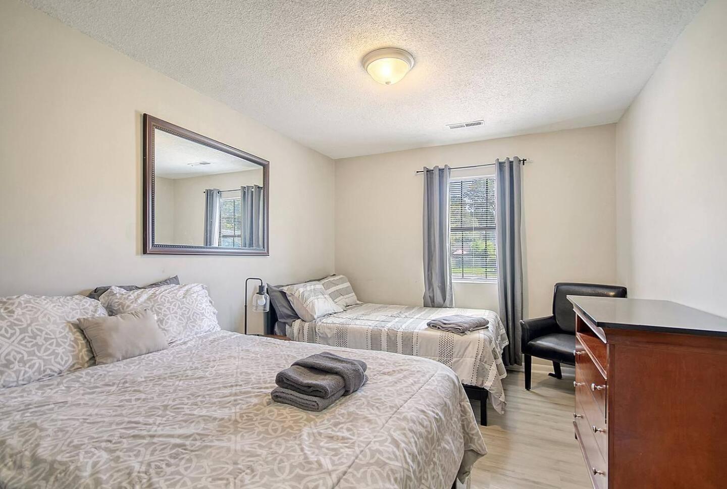 Holiday home Charming 4-bed Retreat Location! *