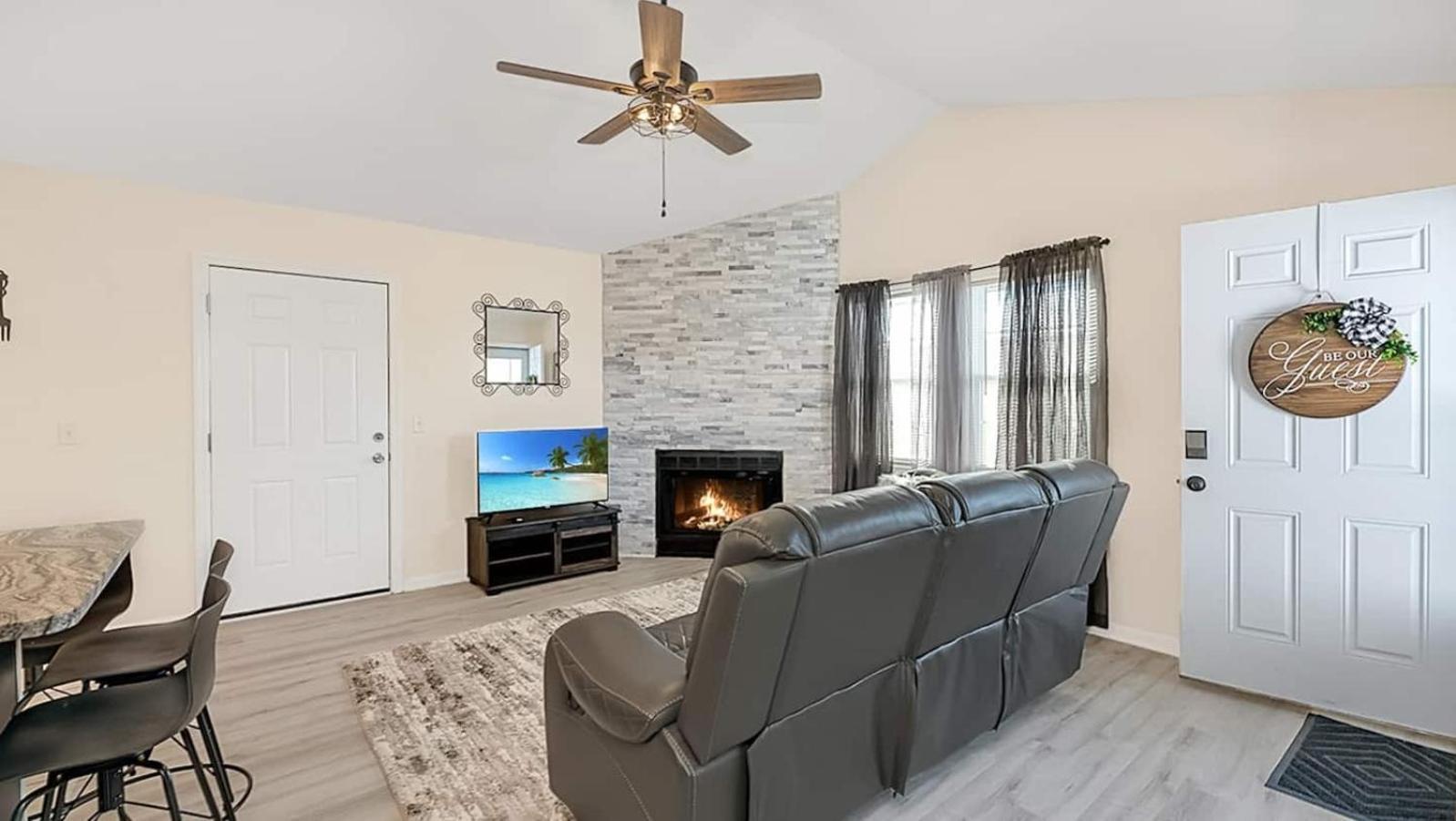 Convenient Modern Villa, 3 Beds, Near Everything Holiday home Charleston