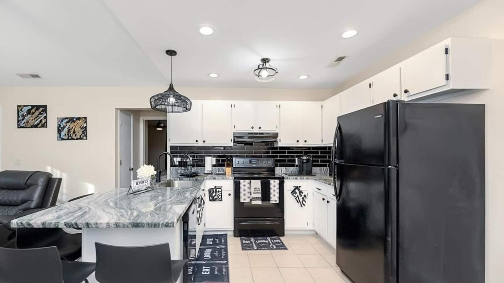 Convenient Modern Villa, 3 Beds, Near Everything Holiday home