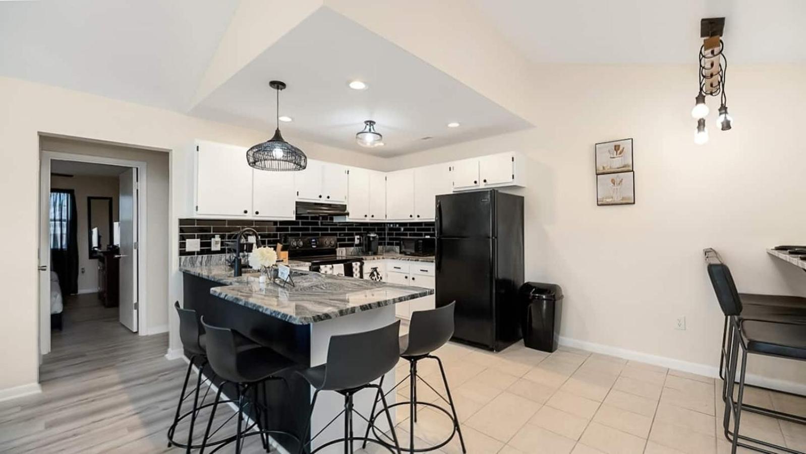 Convenient Modern Villa, 3 Beds, Near Everything Holiday home *