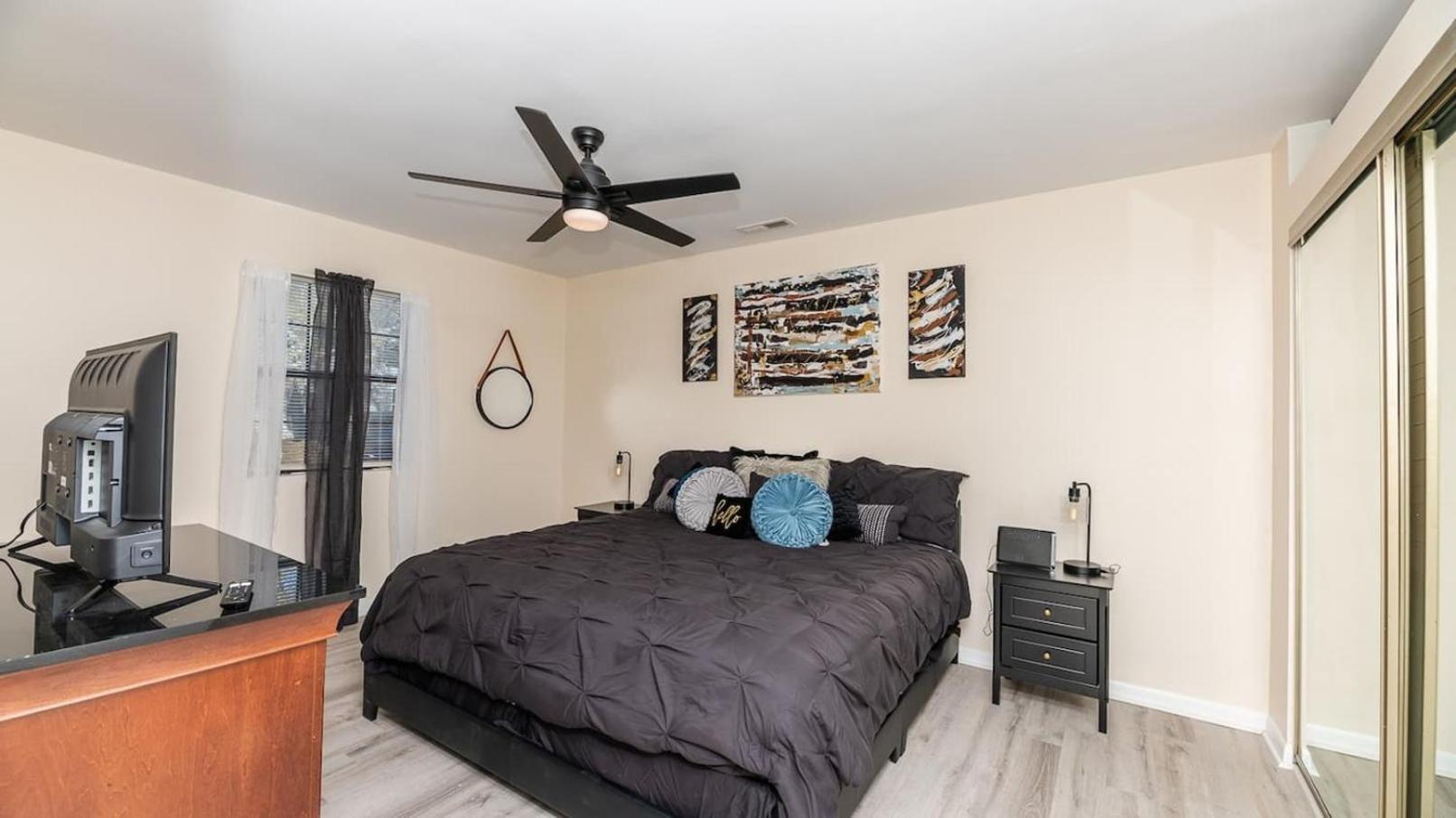Convenient Modern Villa, 3 Beds, Near Everything Holiday home Charleston