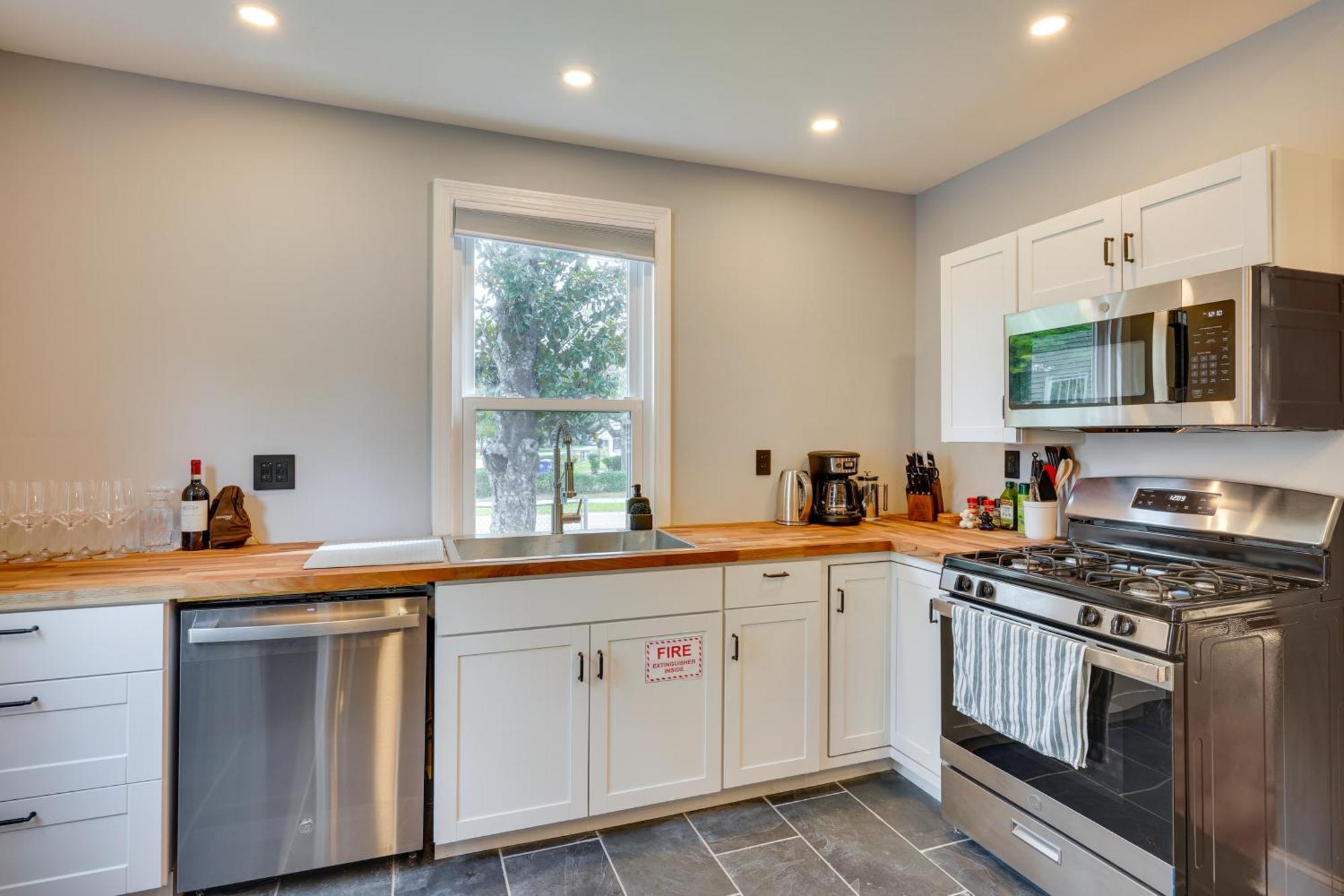 Holiday home 3 Mi To Park Circle North Abode! Charleston