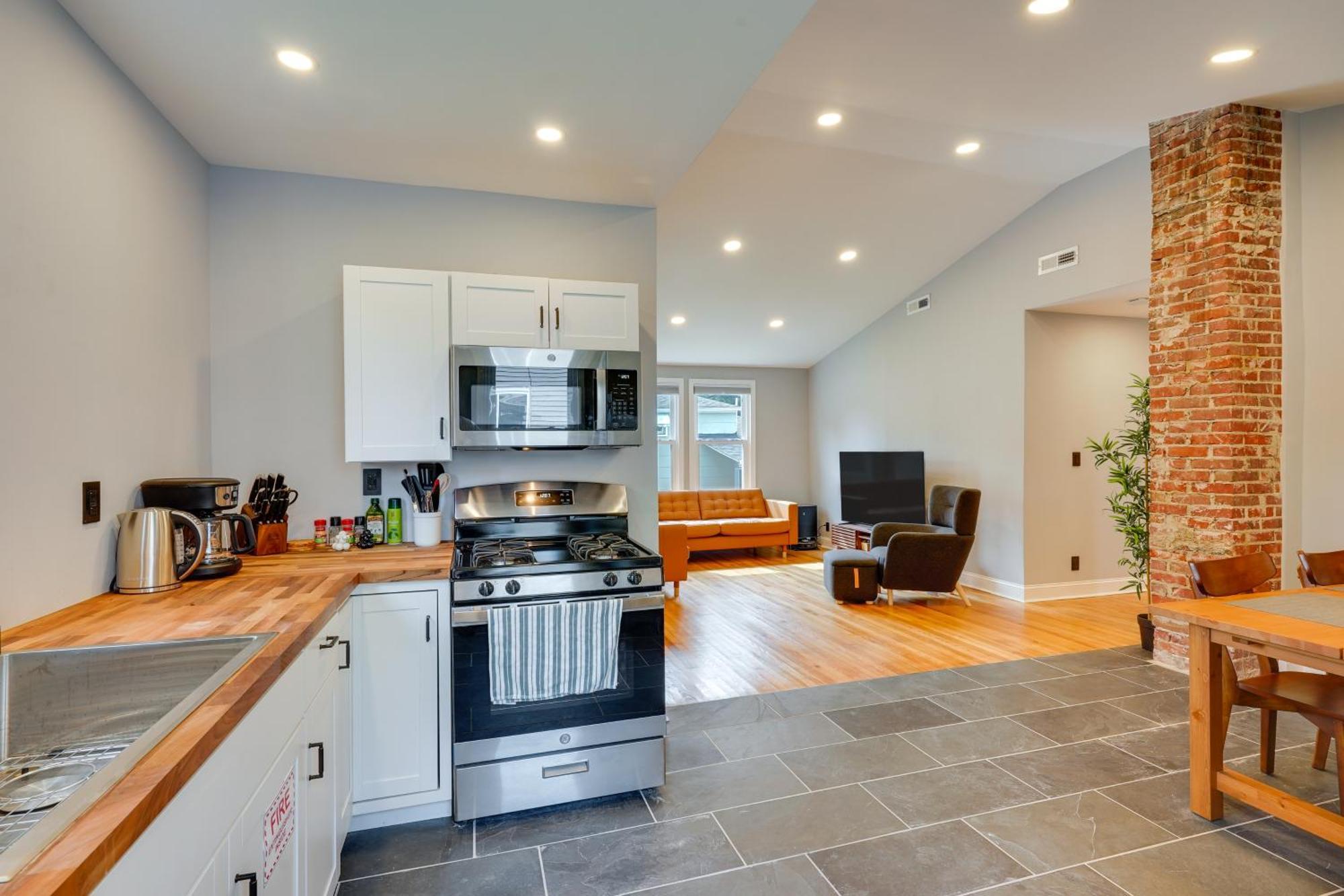 3 Mi To Park Circle North Abode! Charleston