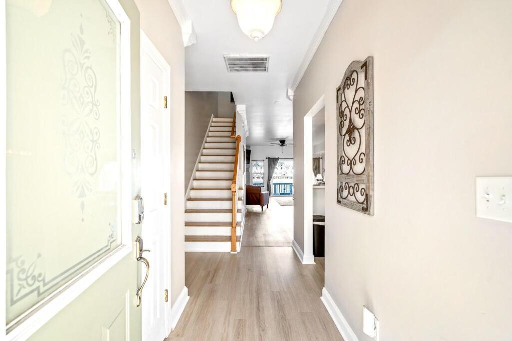 Sunset Serenity!!-tropical Waterfront Oasis-huge Private Patio-10min To Kingst & Beaches
