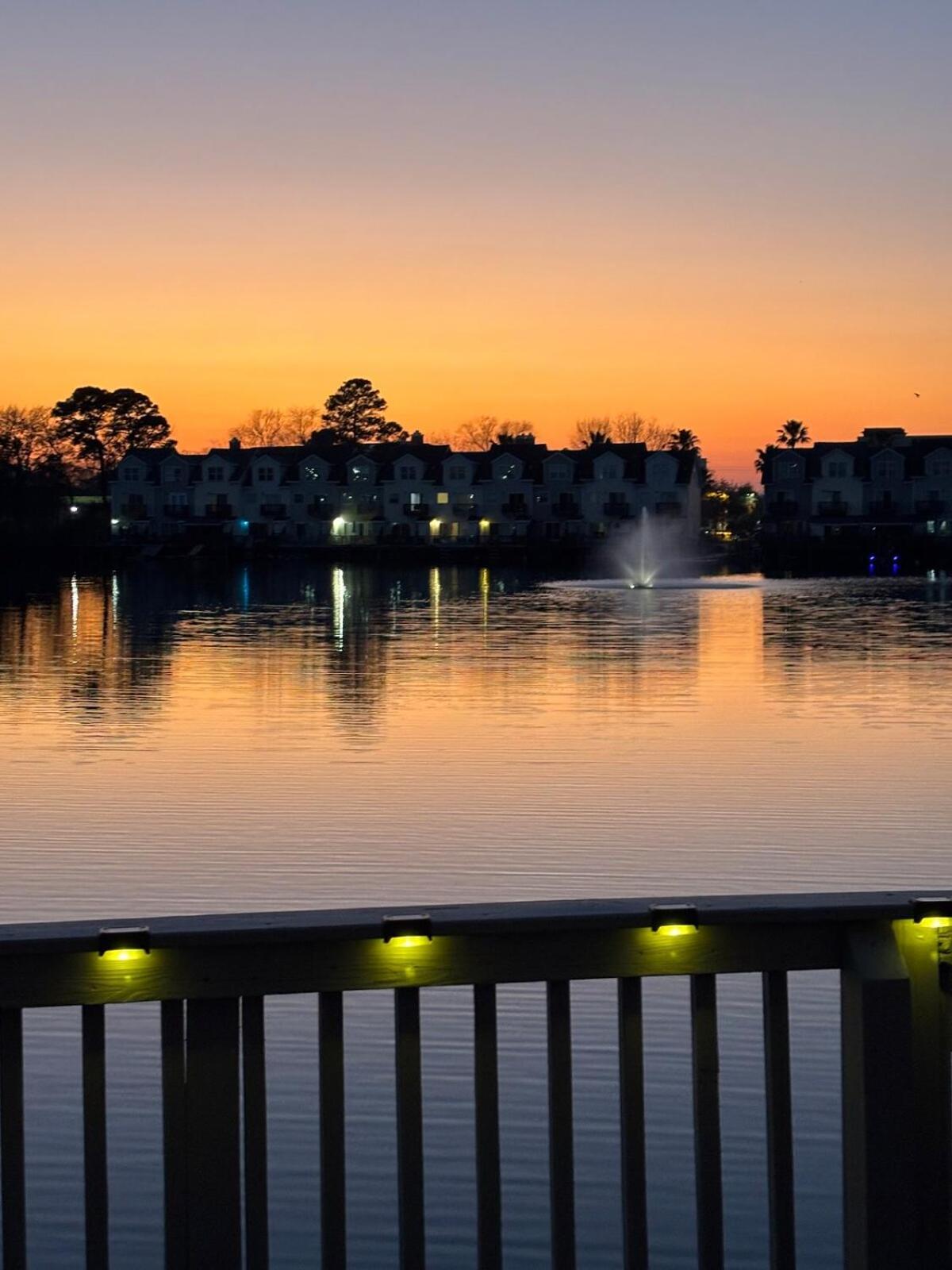 Sunset Serenity!!-tropical Waterfront Oasis-huge Private Patio-10min To Kingst & Beaches *