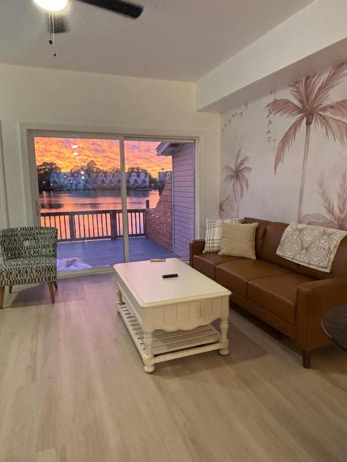 Holiday home Sunset Serenity!!-tropical Waterfront Oasis-huge Private Patio-10min To Kingst & Beaches