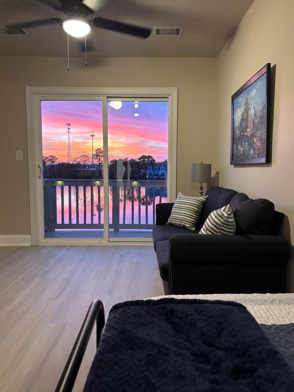 Sunset Serenity!!-tropical Waterfront Oasis-huge Private Patio-10min To Kingst & Beaches Holiday home