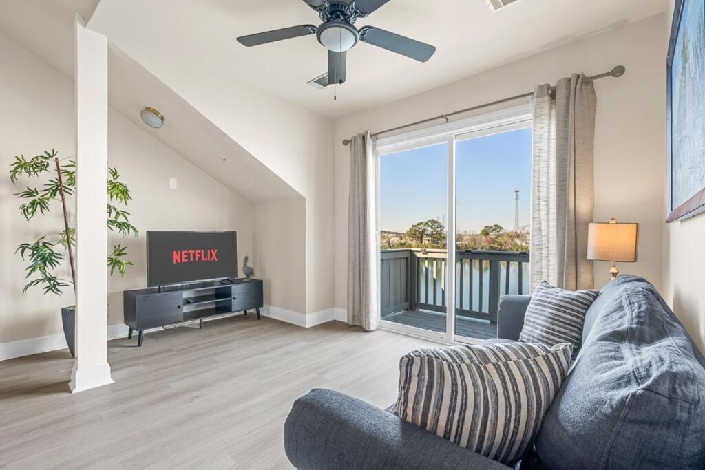Holiday home Sunset Serenity!!-tropical Waterfront Oasis-huge Private Patio-10min To Kingst & Beaches