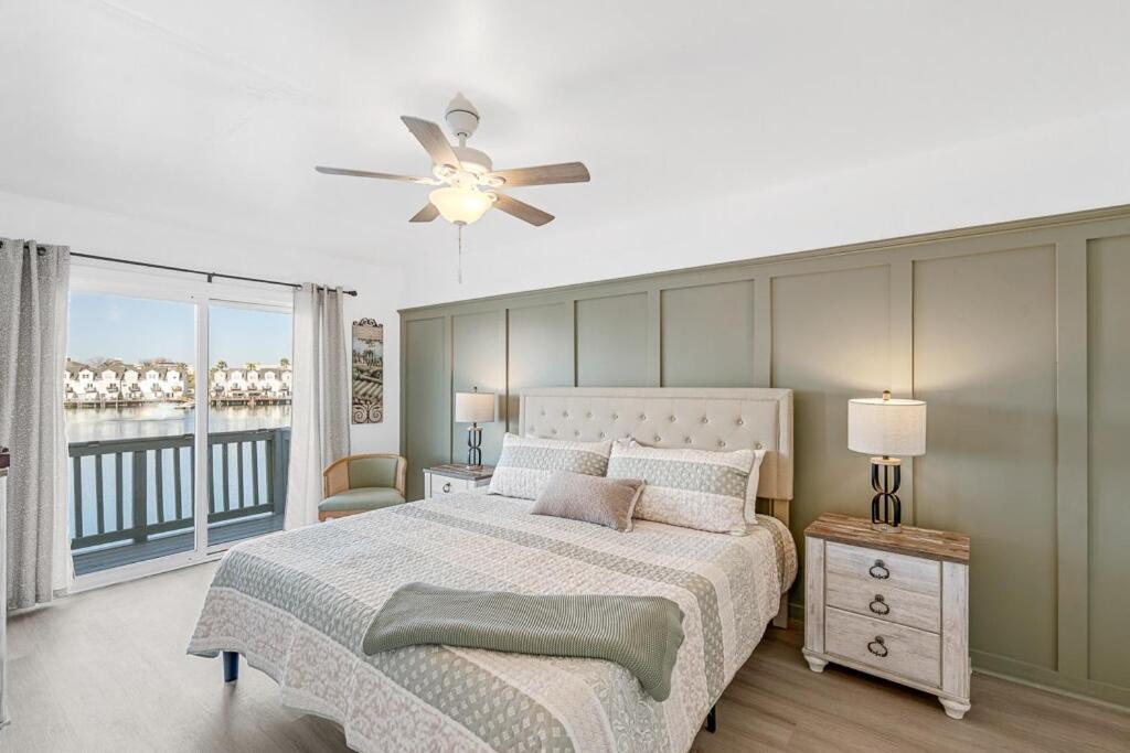 Holiday home Sunset Serenity!!-tropical Waterfront Oasis-huge Private Patio-10min To Kingst & Beaches Charleston