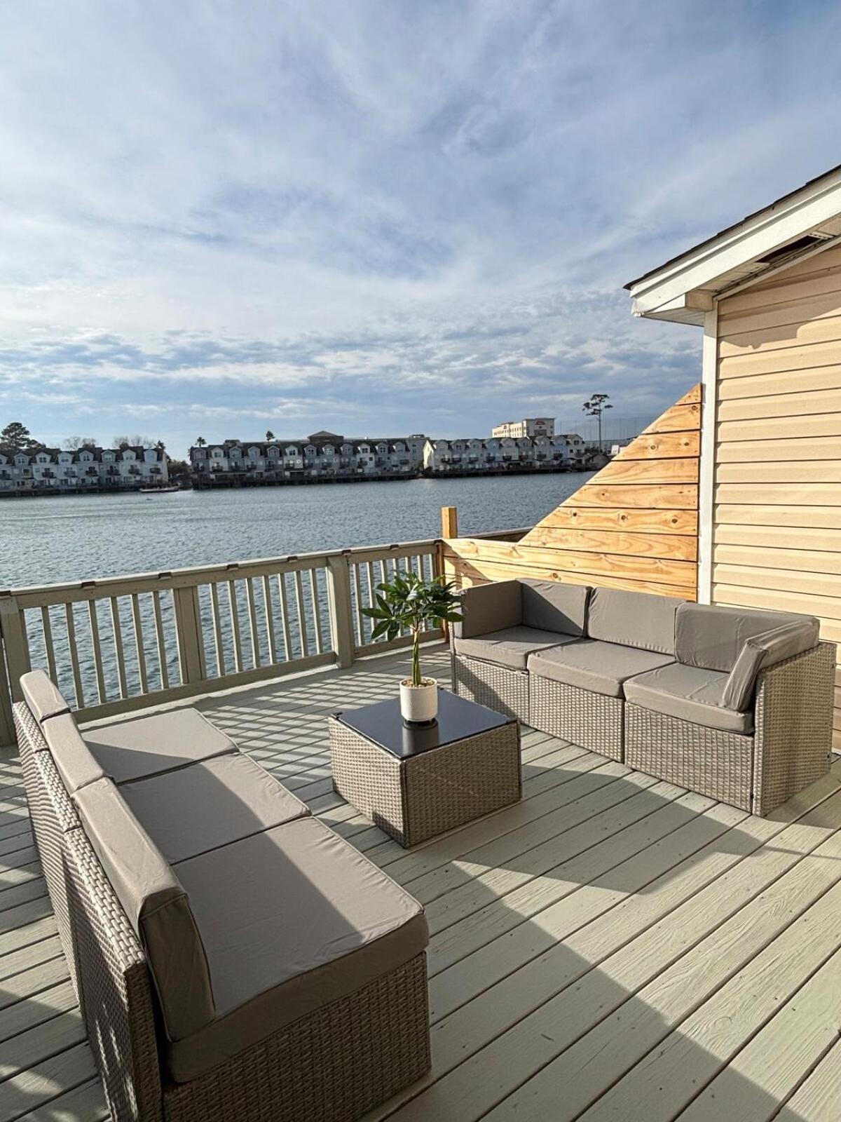 Holiday home Sunset Serenity!!-tropical Waterfront Oasis-huge Private Patio-10min To Kingst & Beaches Charleston